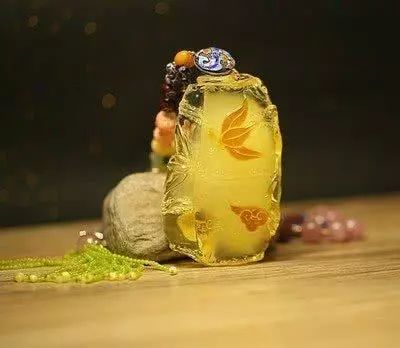 戴蜜蠟手串好處_蜜蠟手串佩戴對身體的功效_佩戴蜜蠟手串的注意事項