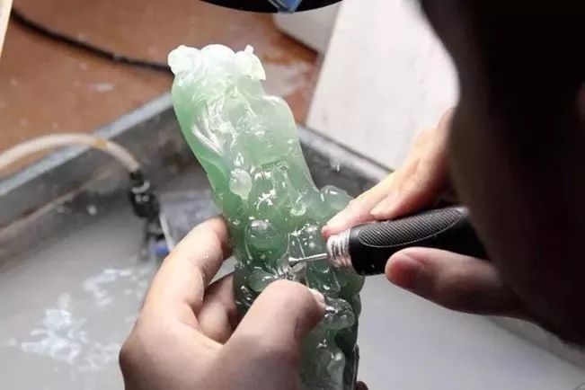 雕刻一個玉擺件多少錢_玉雕花錢_雕刻擺件玉錢圖片大全
