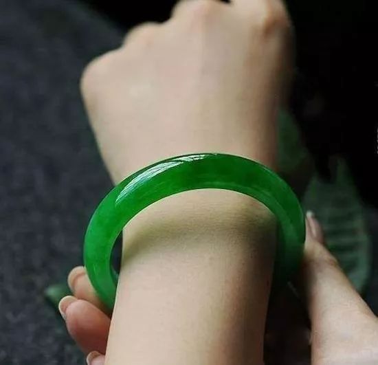 翡翠女士戴蜜蠟好看嗎_翡翠女士戴蜜蠟好嗎_女士戴蜜蠟還是翡翠好