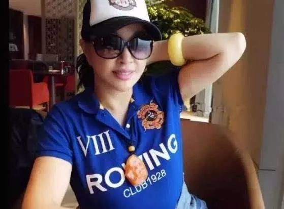 翡翠女士戴蜜蠟好嗎_翡翠女士戴蜜蠟好看嗎_女士戴蜜蠟還是翡翠好