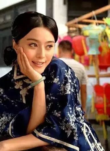 翡翠女士戴蜜蠟好嗎_翡翠女士戴蜜蠟好看嗎_女士戴蜜蠟還是翡翠好
