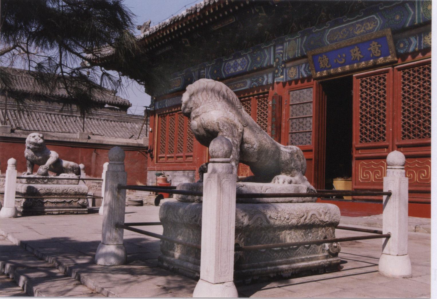白玉石獅子雕刻擺件_雕刻玉石獅子擺件白色好看嗎_雕刻玉石獅子擺件白色好嗎