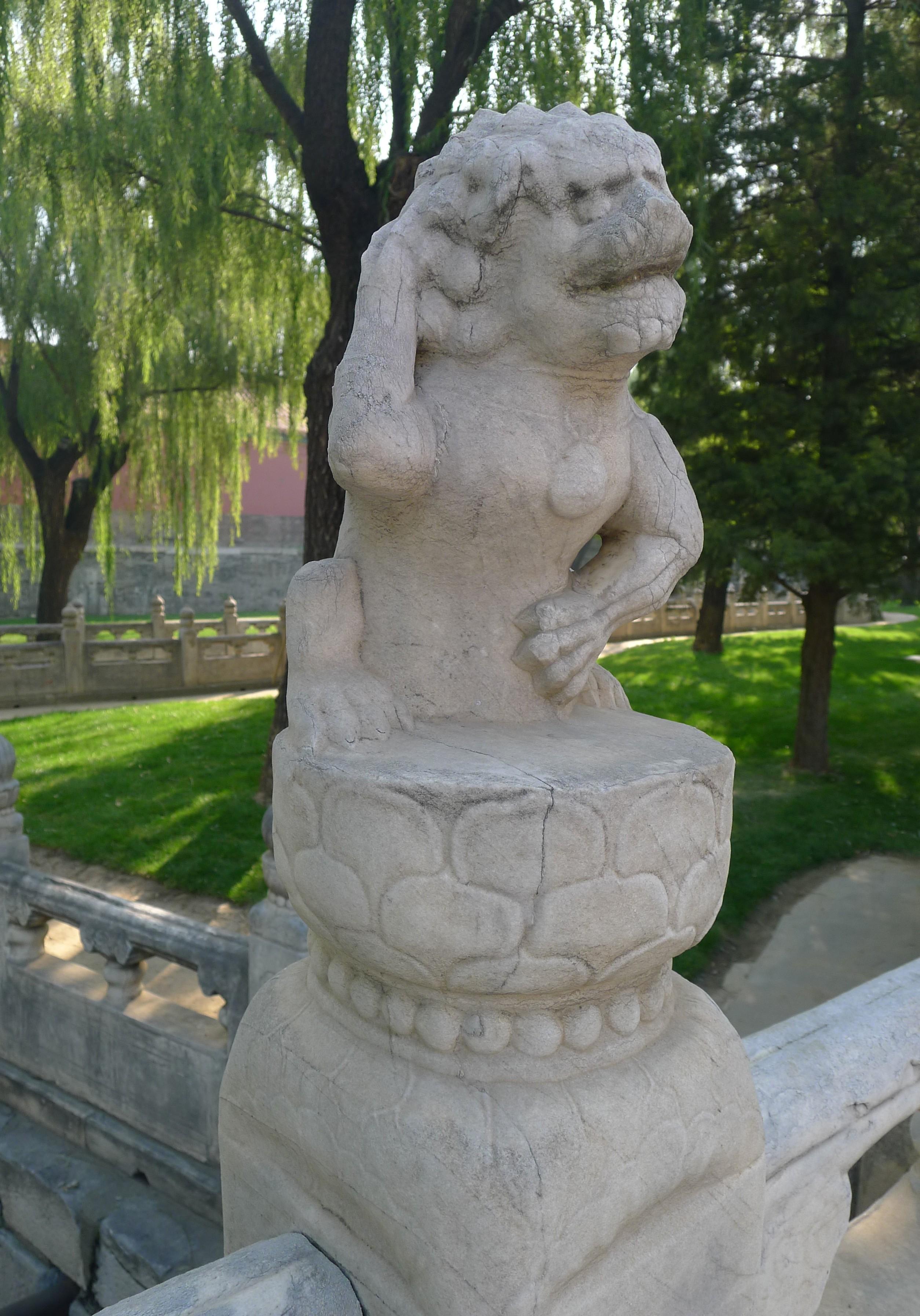 雕刻玉石獅子擺件白色好看嗎_雕刻玉石獅子擺件白色好嗎_白玉石獅子雕刻擺件