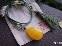 蜜蠟戴久了會變色？別慌，這是好事！