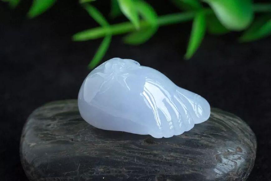 翡翠手把件雕什么好_翡翠雕刻手鏈多少錢_翡翠手雕多少錢一件