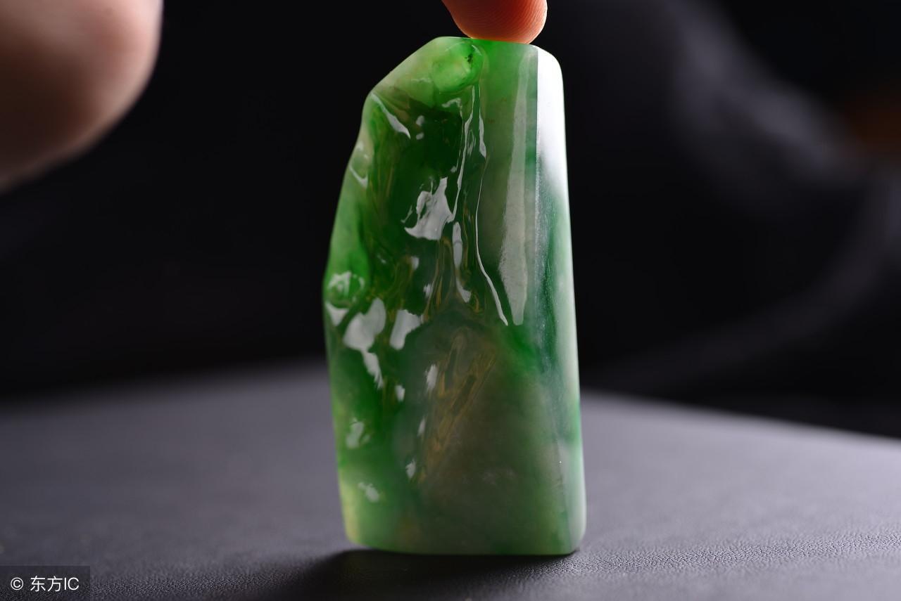翡翠手雕多少錢一件_翡翠雕刻手鏈多少錢_翡翠手把件雕什么好