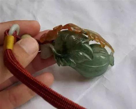 翡翠手雕多少錢一件_翡翠雕刻手鏈多少錢_翡翠手把件雕什么好