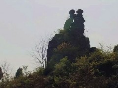 貴州大山發現奇石，像一對情侶相依，當地人結婚前都去這里！