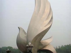 黑龍江廣場大型不銹鋼雕塑供人欣賞