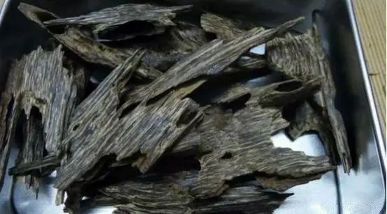 沉香蟲漏是什么_沉香是蟲漏料好還是樹丁料好_沉香是蟲漏好還是留疤好